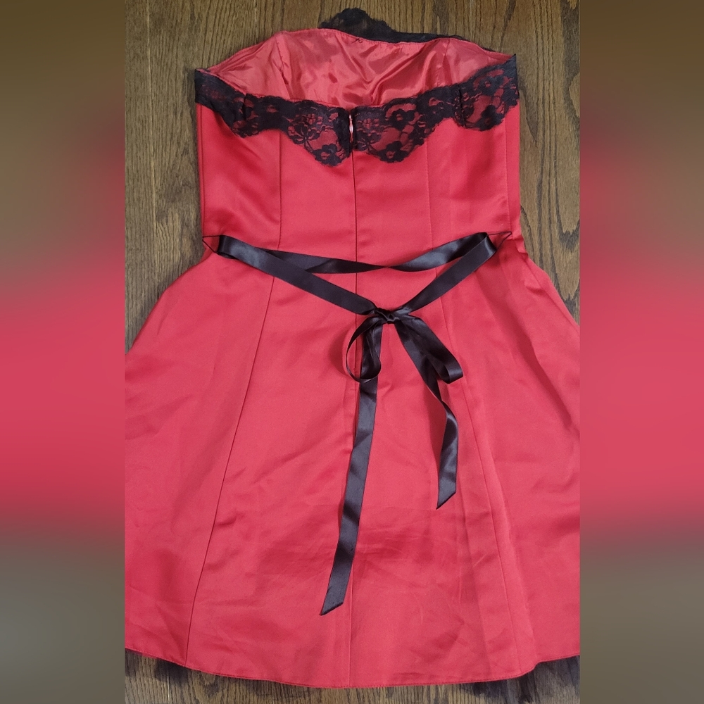 Beautiful Strapless red dress with black belt - Picture 2 of 11